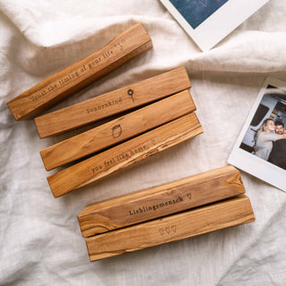 Kartenhalter aus Olivenholz personalisierbar mit Gravur