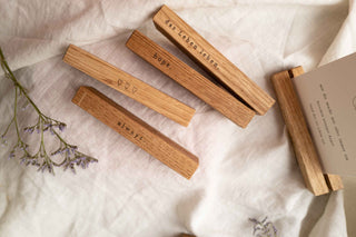 weareforelsket Kartenhalter aus Eiche mit Gravur, Lasergravur, personalisierbar 